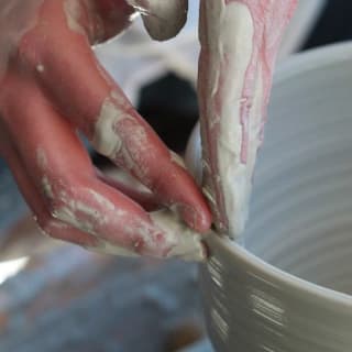 Taller de cerámica y vinos en Mil vueltas studio 3