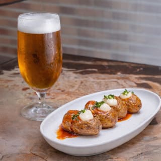 Tapa de bravas y caña o vino en Tilda Neotaberna 1