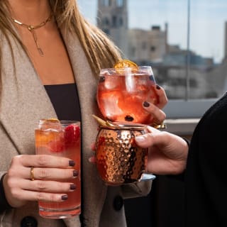Disfruta de un cóctel en La Catorce Sky Bar 1