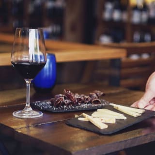 Degustación de 3 copas de vino y 3 tapas en Vinopremier 1