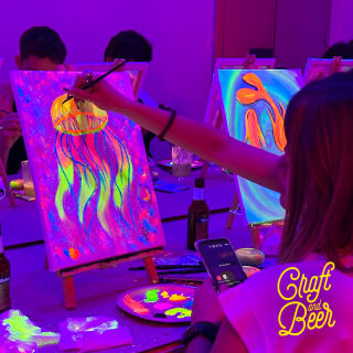 Craft and Beer: pintura neón en lienzo y barra libre de cerveza en Madrid 1