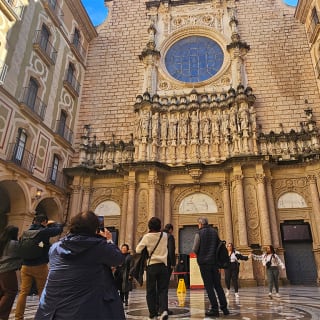 Monasterio de Montserrat con Tren Cremallera - Tour Guiado desde Barcelona 11