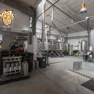 Experiencia en La Fábrica con visita guiada, cata de cervezas y quesos 3