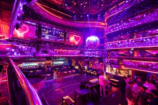 Main Room: Backstage y Palcos Premium (Planta 1)