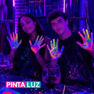 Pinta Luz Art & Wine, Taller de pintura neon (solo para adultos) 1