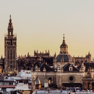 Ruta nocturna guiada por la Sevilla encantada (tour en Español) 3