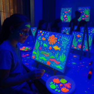 PINTA LUZ – Taller de pintura neón para niños y familias 1