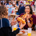 Comida, bebida y ambiente antes del show