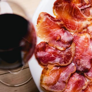 Surtido de ibéricos y botella de vino para 2 en Vinopremier 2