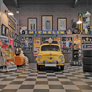 Visitas guiadas al showroom de coches Retromobile 3