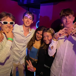 MADRID PUB CRAWL: FREE SHOTS, VIP CLUB ENTRY & PARTY GUIDE 2