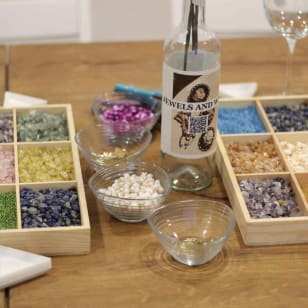 Taller de joyería y vino ilimitado en Madrid